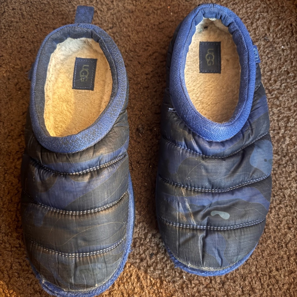 UGG Kids Navy and Black Slippers